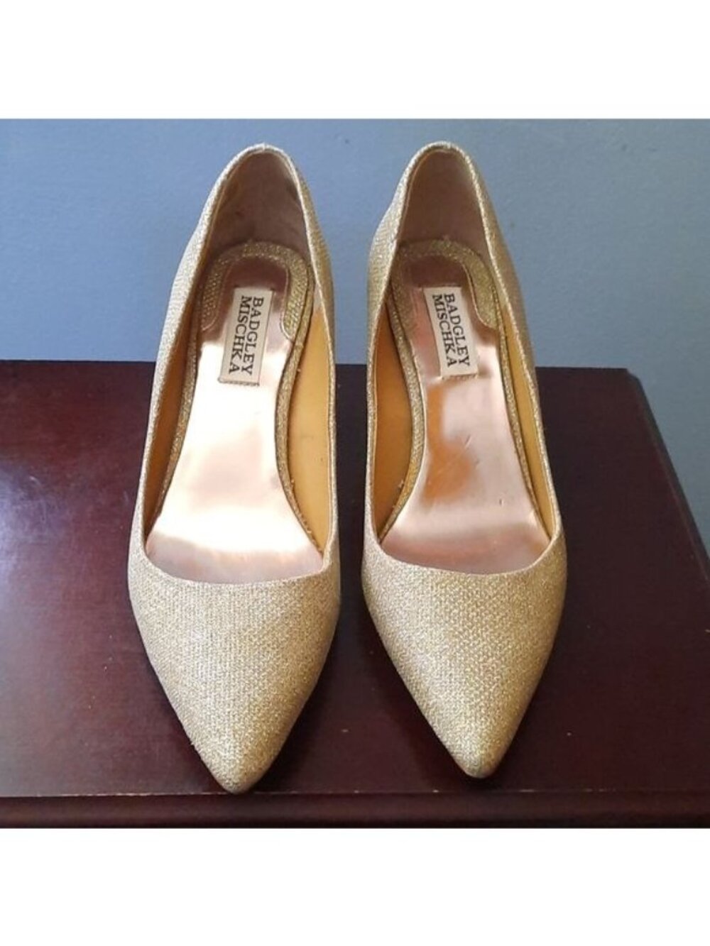 Badgley Mischka Gold Glitter Pumps Size 6.5 - Picture 2 of 12